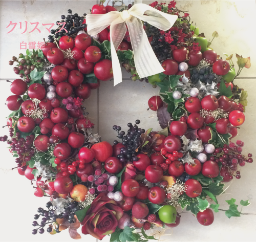 おいしそうなアーティシャルのりんごを集めて