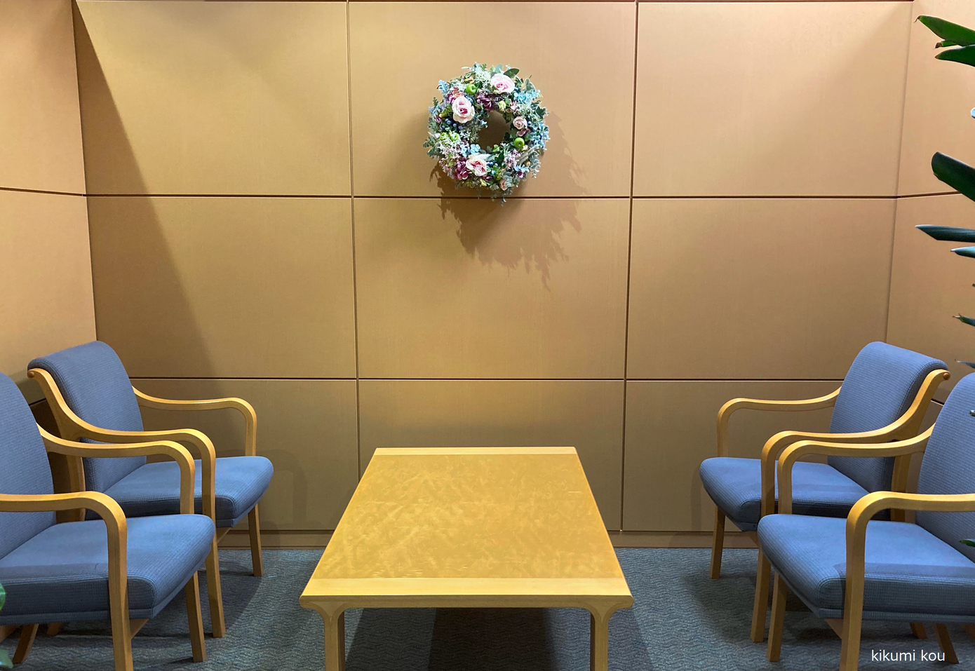 茨木市役所秘書室応接室の壁面に飾られている 当社クラフトリース